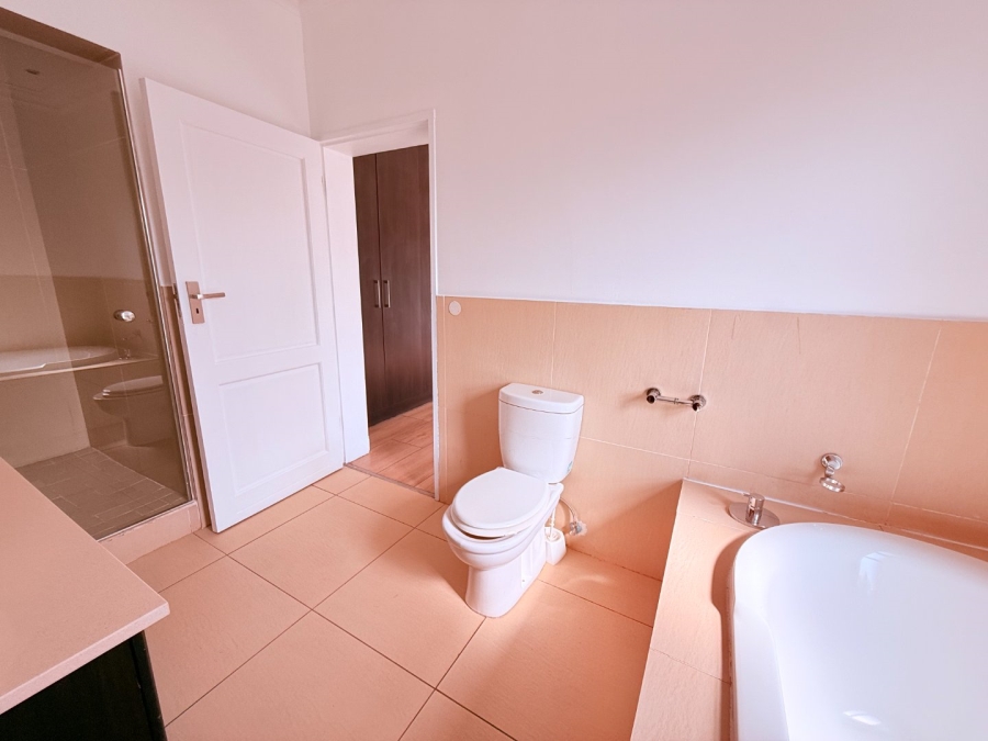 5 Bedroom Property for Sale in Blue Valley Golf Estate Gauteng