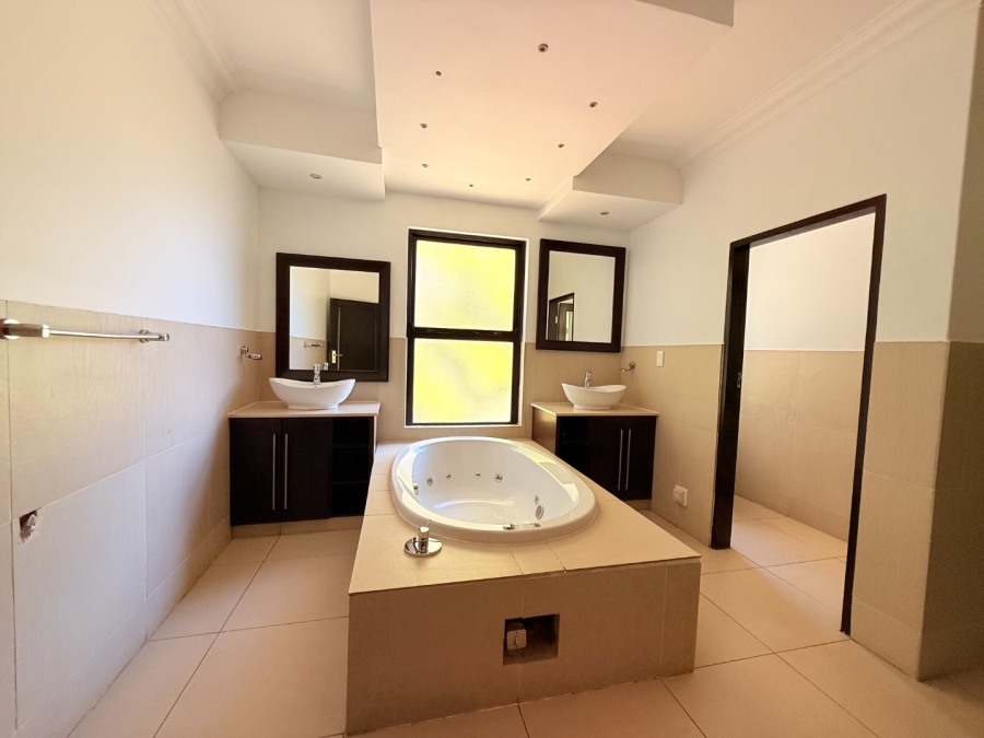 5 Bedroom Property for Sale in Blue Valley Golf Estate Gauteng