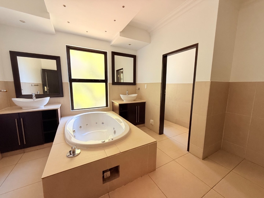 5 Bedroom Property for Sale in Blue Valley Golf Estate Gauteng