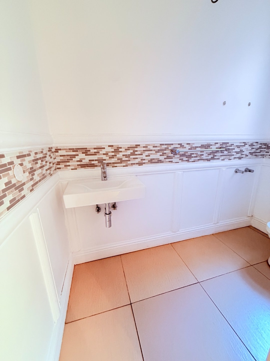 5 Bedroom Property for Sale in Blue Valley Golf Estate Gauteng