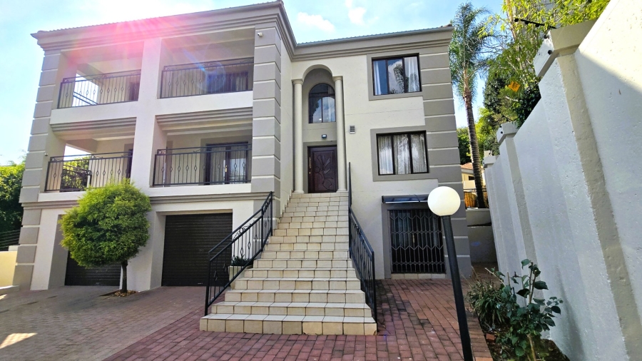 5 Bedroom Property for Sale in Faerie Glen Gauteng