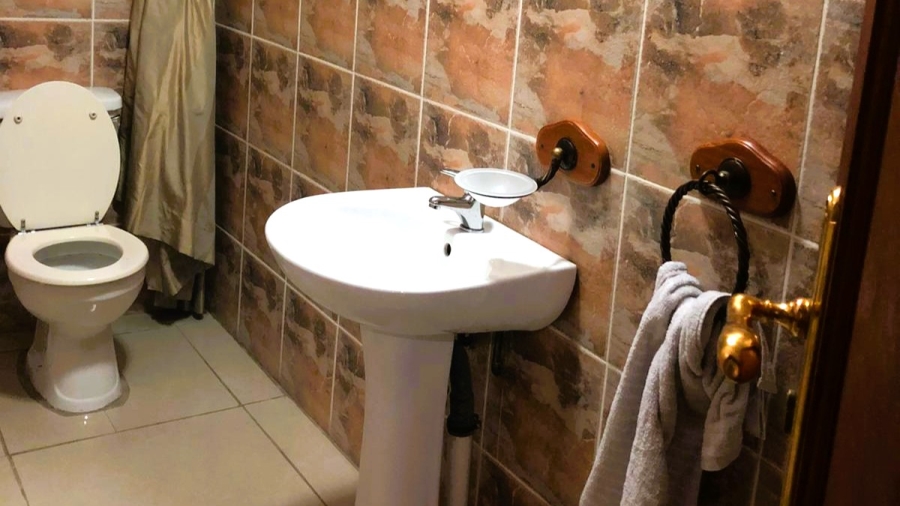 5 Bedroom Property for Sale in Faerie Glen Gauteng