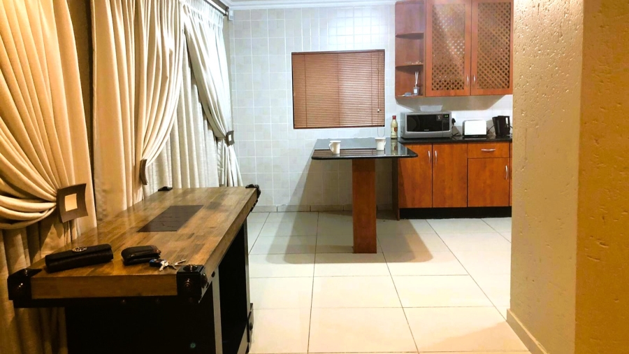 5 Bedroom Property for Sale in Faerie Glen Gauteng