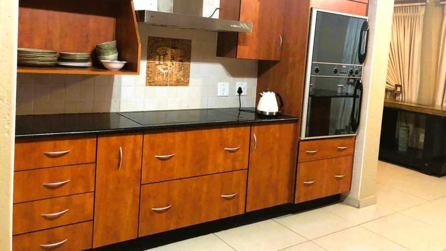 5 Bedroom Property for Sale in Faerie Glen Gauteng
