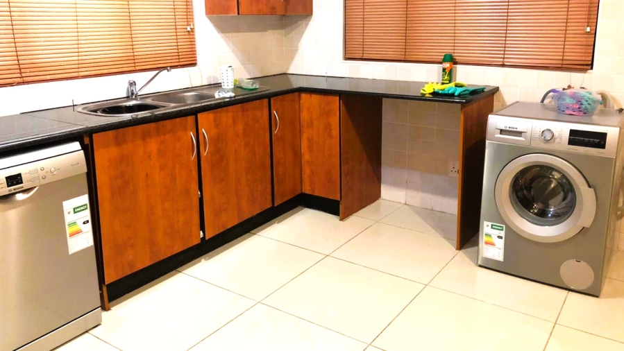 5 Bedroom Property for Sale in Faerie Glen Gauteng