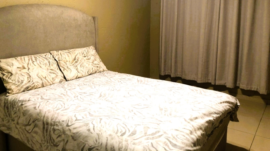5 Bedroom Property for Sale in Faerie Glen Gauteng