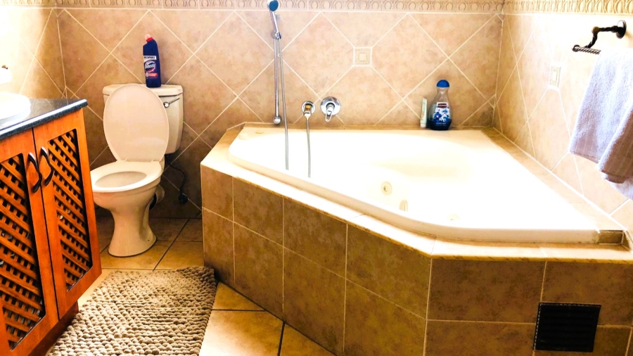 5 Bedroom Property for Sale in Faerie Glen Gauteng