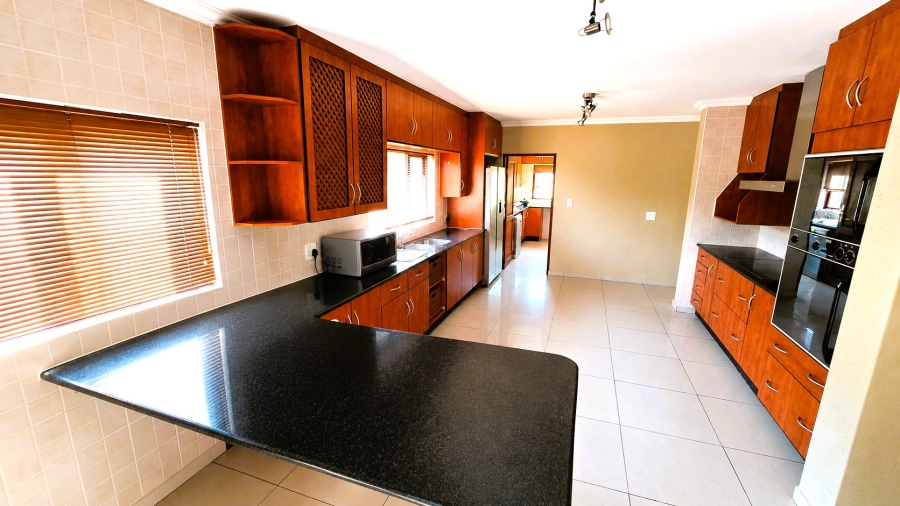 5 Bedroom Property for Sale in Faerie Glen Gauteng