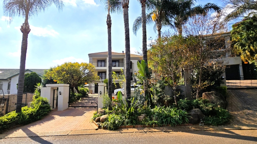 5 Bedroom Property for Sale in Faerie Glen Gauteng