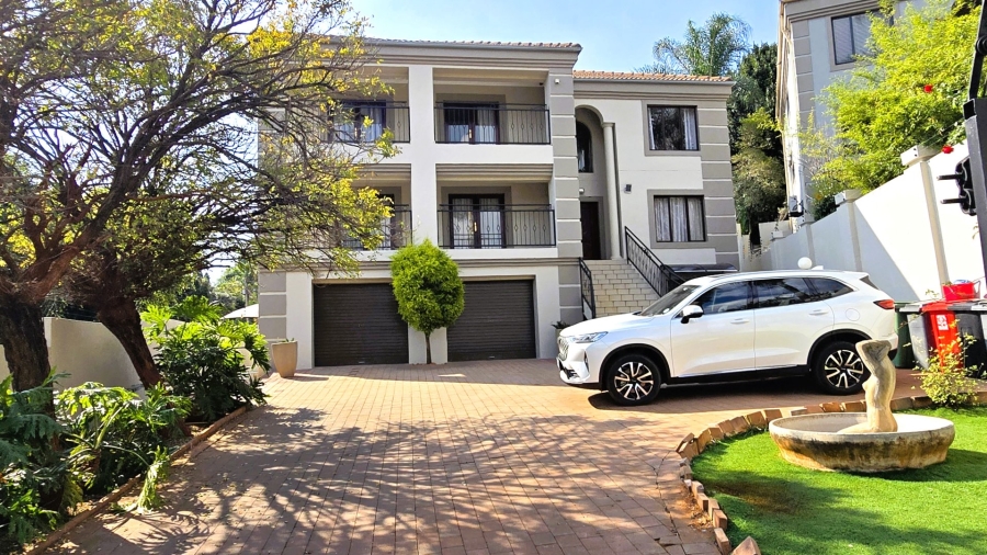 5 Bedroom Property for Sale in Faerie Glen Gauteng