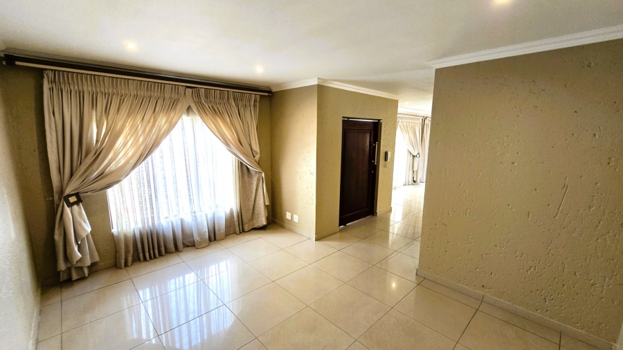 5 Bedroom Property for Sale in Faerie Glen Gauteng