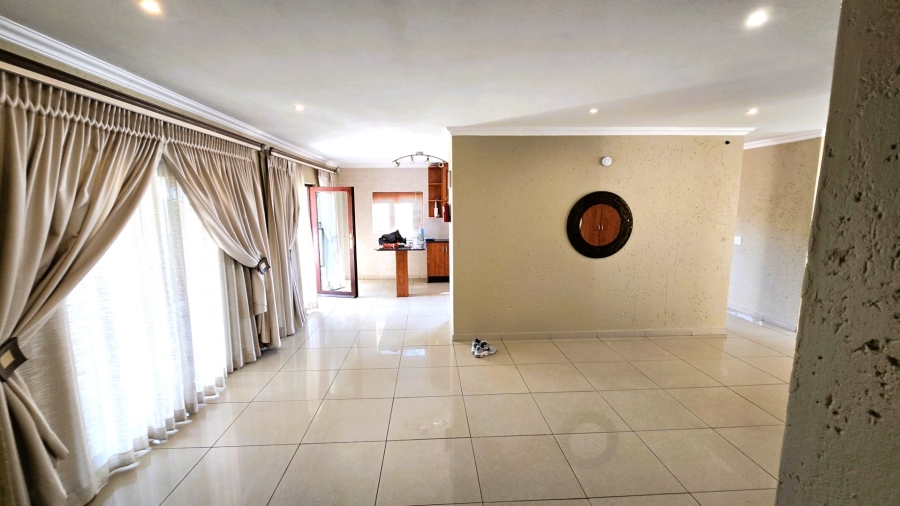5 Bedroom Property for Sale in Faerie Glen Gauteng