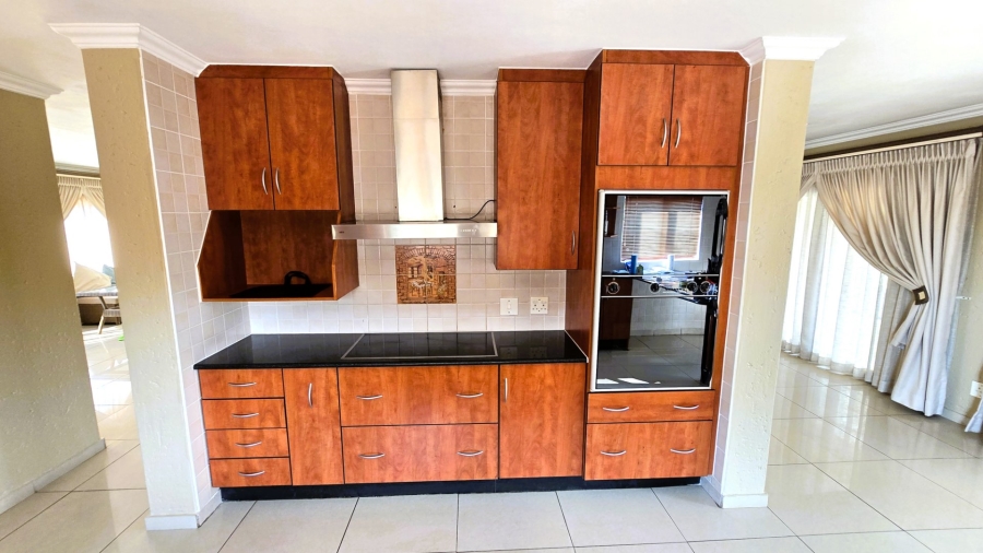 5 Bedroom Property for Sale in Faerie Glen Gauteng