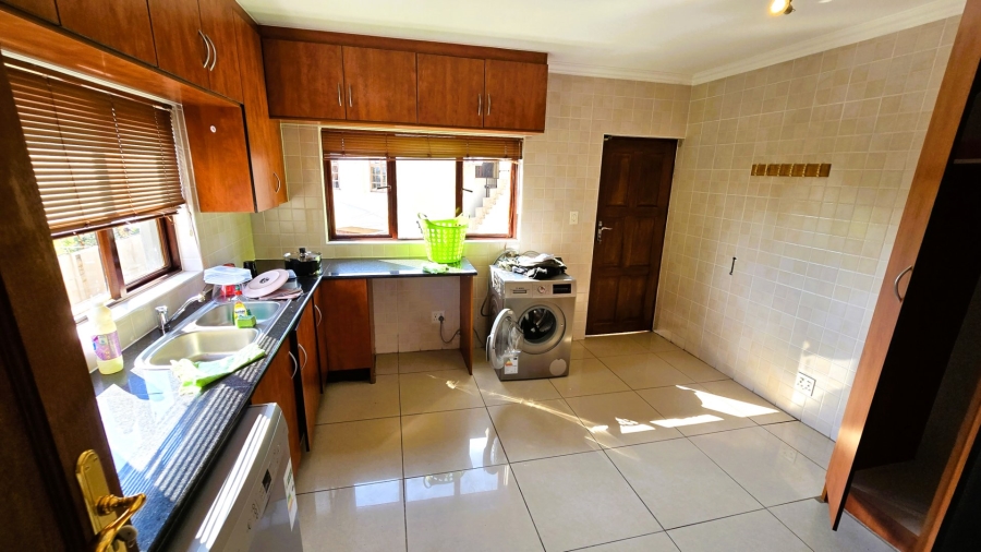 5 Bedroom Property for Sale in Faerie Glen Gauteng