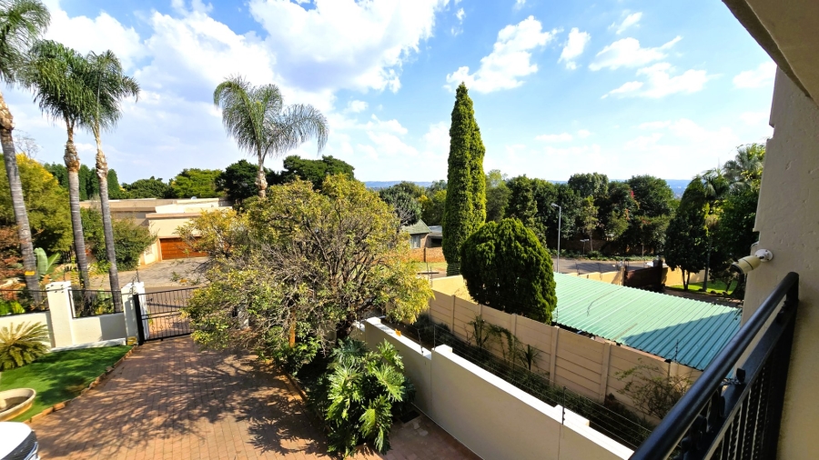 5 Bedroom Property for Sale in Faerie Glen Gauteng
