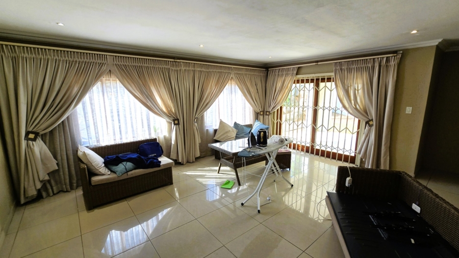 5 Bedroom Property for Sale in Faerie Glen Gauteng