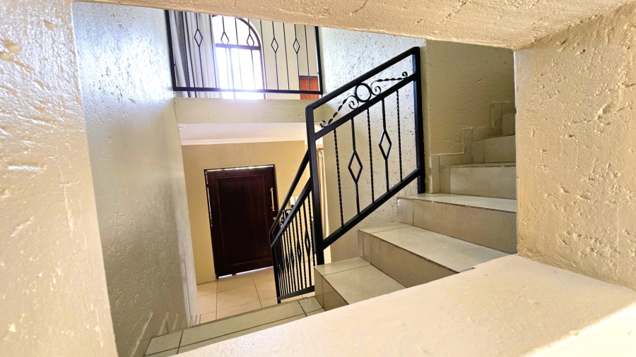 5 Bedroom Property for Sale in Faerie Glen Gauteng