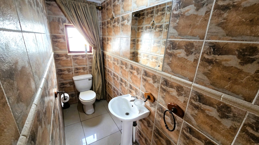 5 Bedroom Property for Sale in Faerie Glen Gauteng