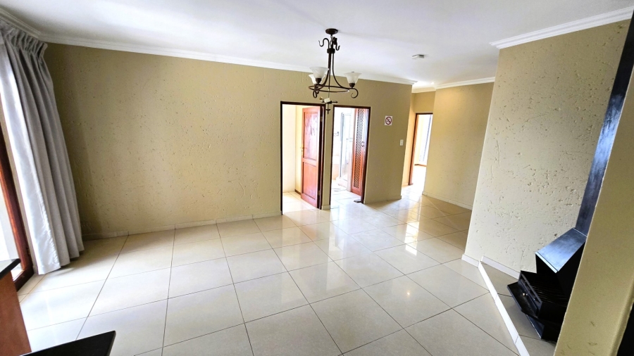 5 Bedroom Property for Sale in Faerie Glen Gauteng