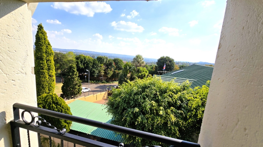 5 Bedroom Property for Sale in Faerie Glen Gauteng