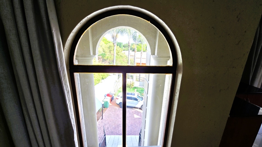 5 Bedroom Property for Sale in Faerie Glen Gauteng