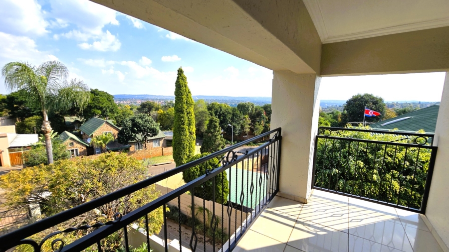 5 Bedroom Property for Sale in Faerie Glen Gauteng