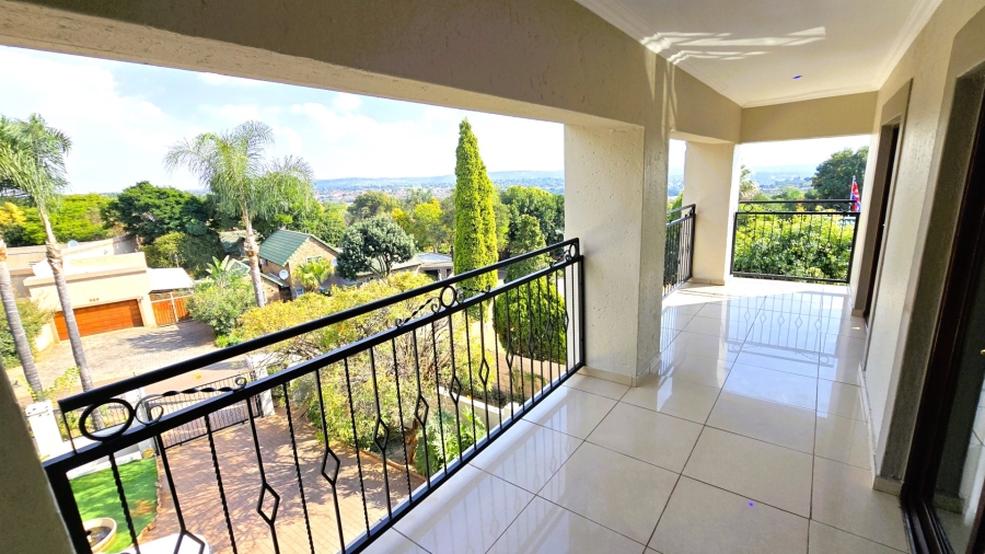 5 Bedroom Property for Sale in Faerie Glen Gauteng