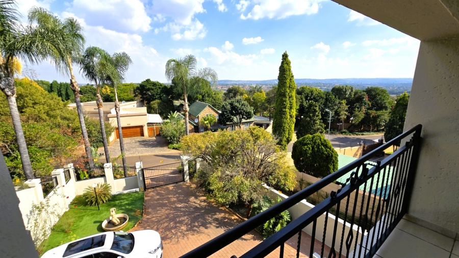 5 Bedroom Property for Sale in Faerie Glen Gauteng