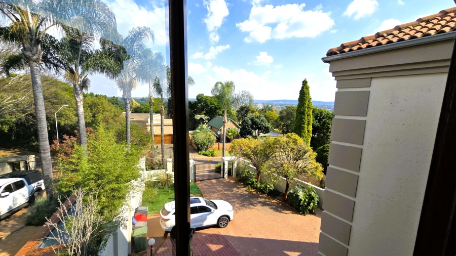 5 Bedroom Property for Sale in Faerie Glen Gauteng