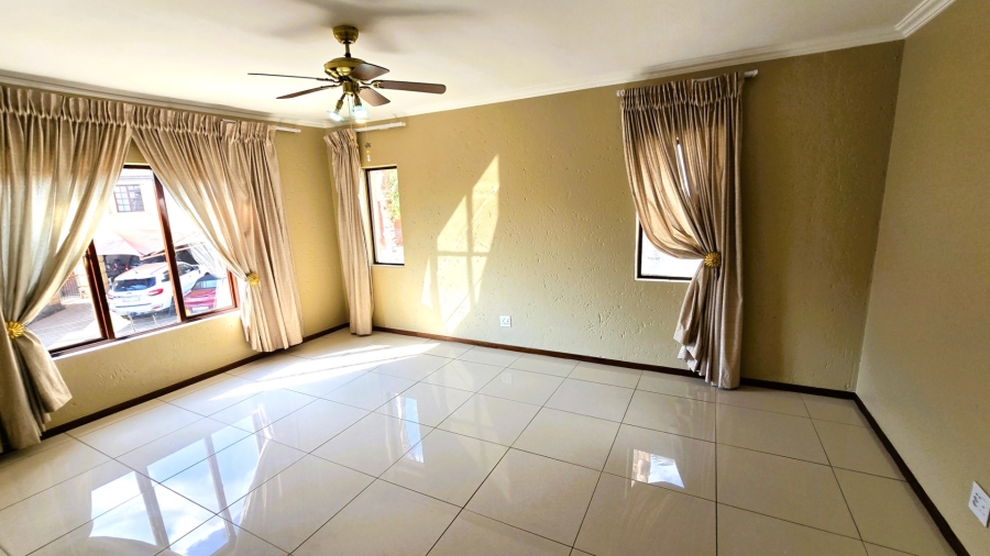 5 Bedroom Property for Sale in Faerie Glen Gauteng