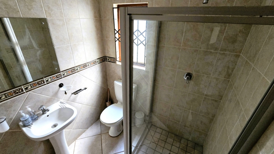 5 Bedroom Property for Sale in Faerie Glen Gauteng