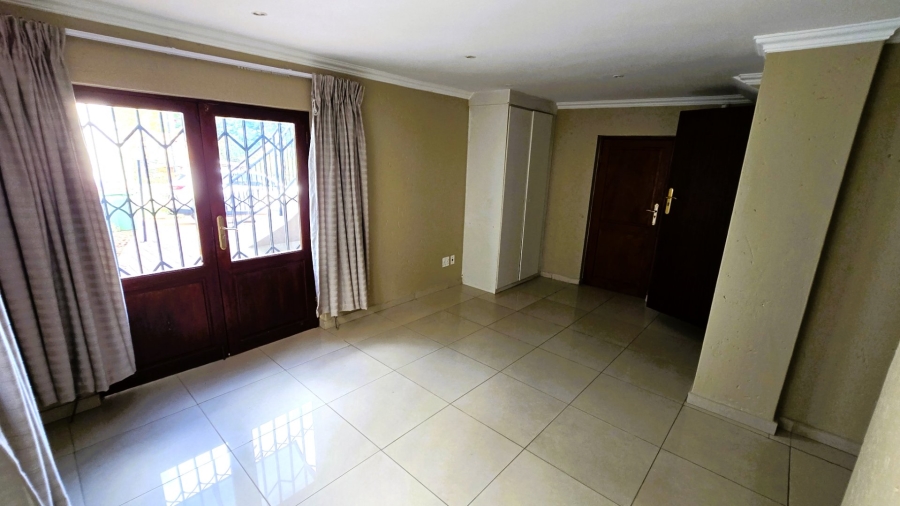 5 Bedroom Property for Sale in Faerie Glen Gauteng