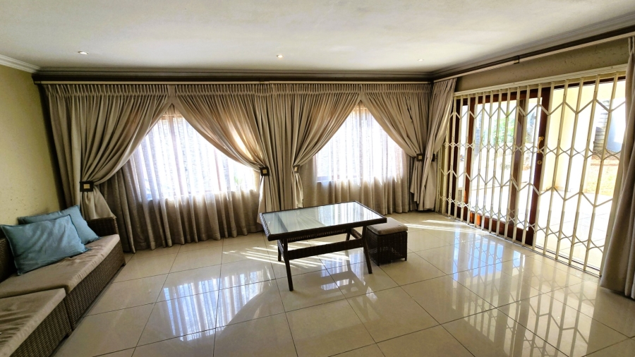 5 Bedroom Property for Sale in Faerie Glen Gauteng