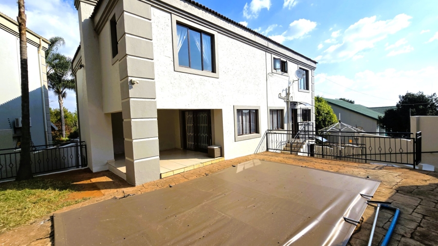 5 Bedroom Property for Sale in Faerie Glen Gauteng