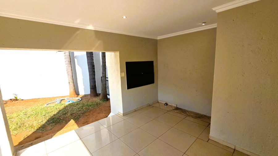 5 Bedroom Property for Sale in Faerie Glen Gauteng