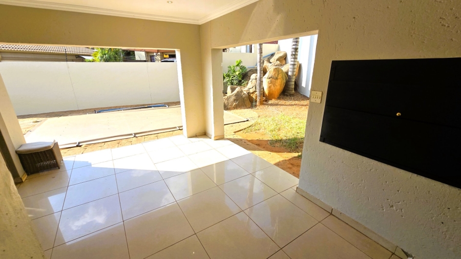5 Bedroom Property for Sale in Faerie Glen Gauteng