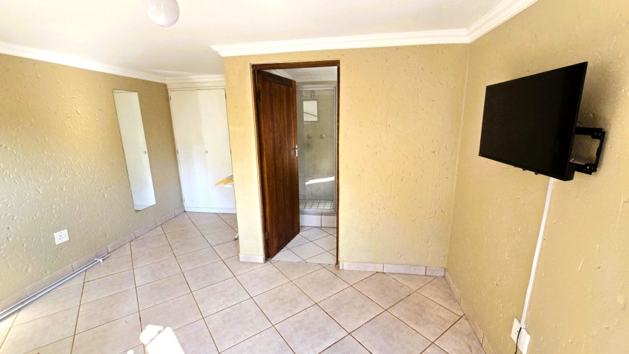 5 Bedroom Property for Sale in Faerie Glen Gauteng