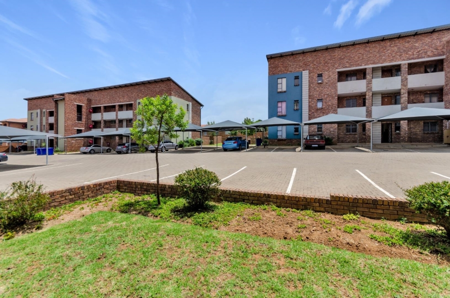 2 Bedroom Property for Sale in Rooihuiskraal North Gauteng