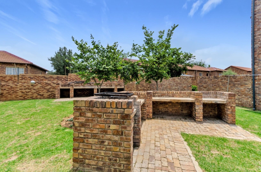 2 Bedroom Property for Sale in Rooihuiskraal North Gauteng