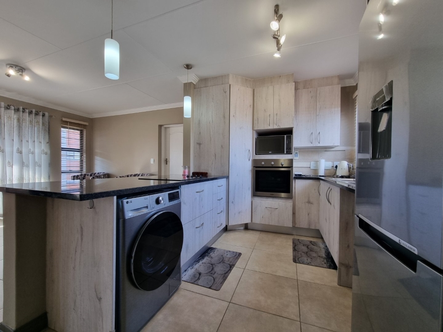 2 Bedroom Property for Sale in Rooihuiskraal North Gauteng