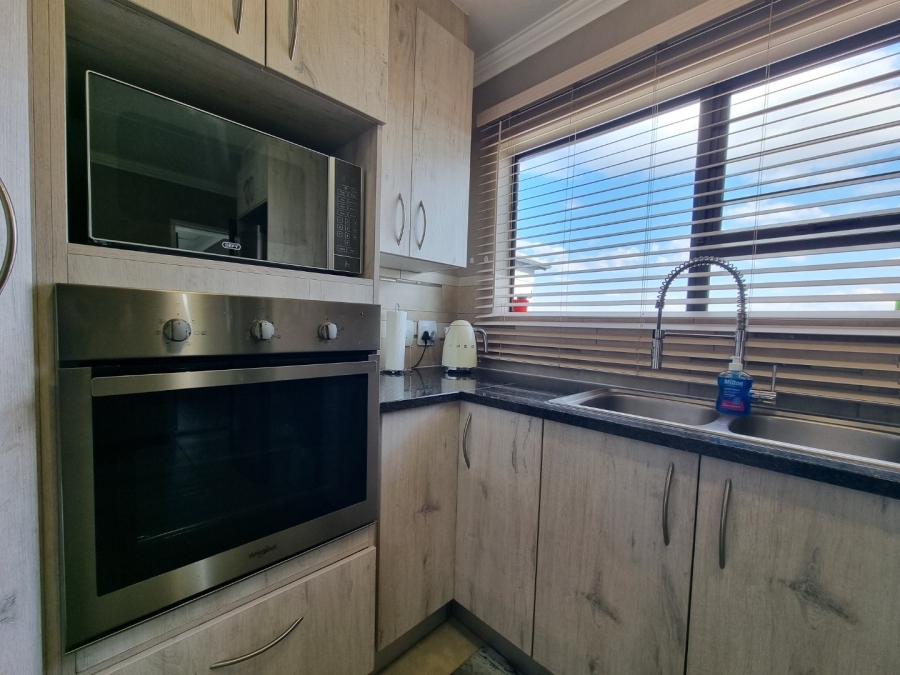 2 Bedroom Property for Sale in Rooihuiskraal North Gauteng