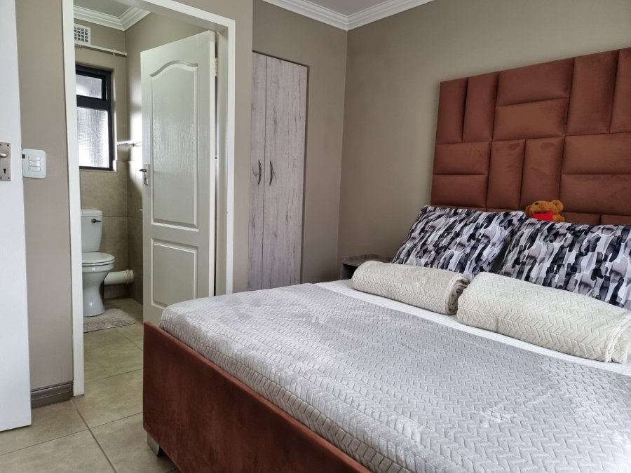 2 Bedroom Property for Sale in Rooihuiskraal North Gauteng