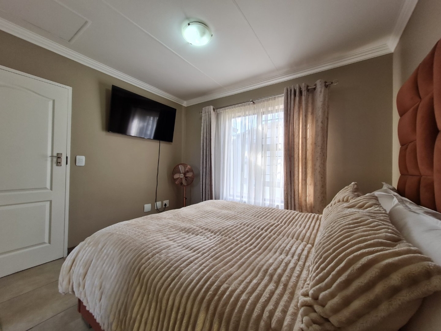 2 Bedroom Property for Sale in Rooihuiskraal North Gauteng