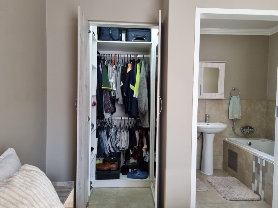 2 Bedroom Property for Sale in Rooihuiskraal North Gauteng