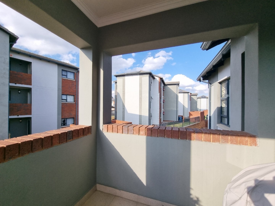 2 Bedroom Property for Sale in Rooihuiskraal North Gauteng