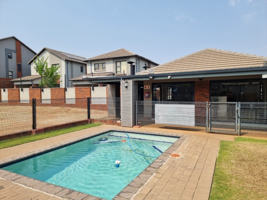 2 Bedroom Property for Sale in Rooihuiskraal North Gauteng