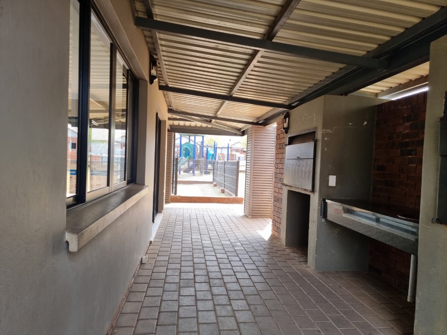 2 Bedroom Property for Sale in Rooihuiskraal North Gauteng