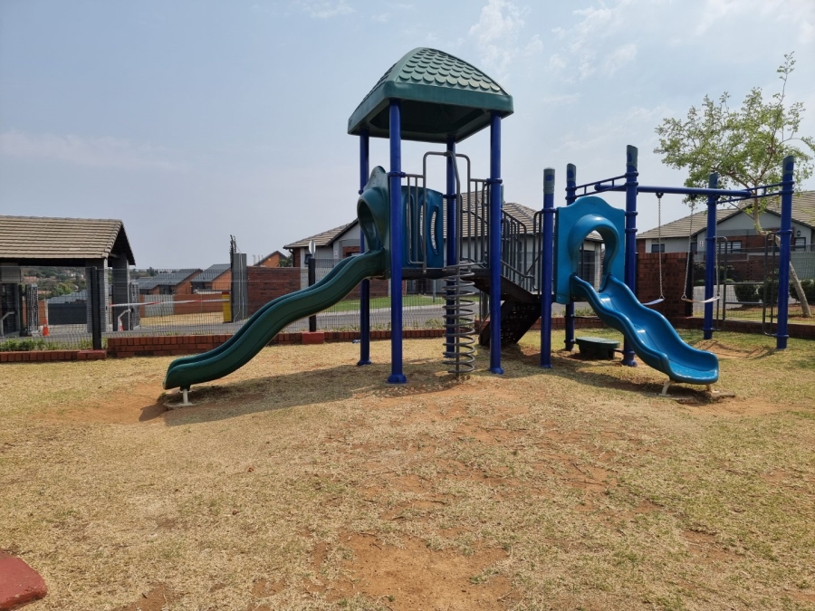 2 Bedroom Property for Sale in Rooihuiskraal North Gauteng
