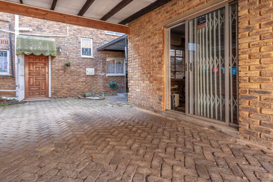 4 Bedroom Property for Sale in Fontainebleau Gauteng