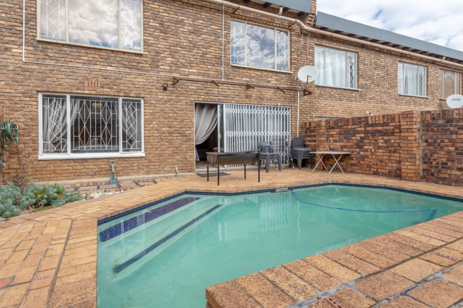 4 Bedroom Property for Sale in Fontainebleau Gauteng